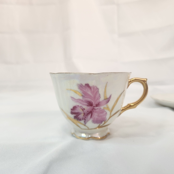 Elegant Floral Porcelain Saucer with Gold Accents - Picture 4 of 8